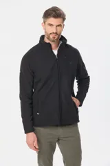 Campera polar de abrigo con cuello alto, cierre frontal y bolsillos laterales. Presenta detalles de marca en el cuello y en la manga.