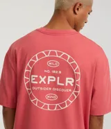 Remera relaxed de malla color salmón, con cuello redondo y mangas cortas. Estampa frontal y trasera con la palabra "EXPLR" dentro de un círculo.