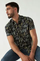 Camisa celeste estampada de manga corta con fit slim, cartera abotonada y logo bordado.