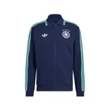 Campera deportiva adidas de la selección de Alemania, color azul marino con detalles en celeste. Presenta cierre frontal, cuello tipo polo, bolsillos laterales y las icónicas tres tiras de la marca en las mangas. Incluye el logo del trébol de adidas y el escudo de la federación alemana de fútbol en el pecho.