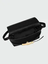 Cartera cruzada Longchamp modelo Le Smart Flow S, confeccionada en cuero texturizado negro, con solapa frontal y cierre metálico dorado. Cuenta con correa fina ajustable para llevar al hombro o cruzada.