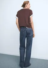 Pantalón de jean azul oscuro con tiro medio, diseño de corte recto, cinco bolsillos, presillas para cinturón y cierre frontal con botón y cremallera.