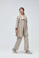 Tapado de largo medio abierto con cuello, confeccionado en lana fina sin teñir con detalles de terminación envivados en los bordes y mangas tres cuartos.