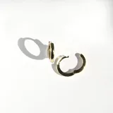 Par de aros tipo argolla pequeños, color dorado, con cierre a presión.