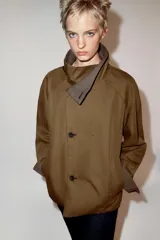 Cazadora ZW Collection de cuello subido y manga larga con bolsillos en el delantero, diseño reversible y cierre frontal cruzado con botones.