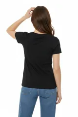 Remera de algodón verde militar, con manga corta, cuello redondo y diseño gráfico impreso en el frente con motivos veraniegos y el texto "Sunny Side".