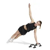 Musculosa deportiva Adidas de corte boxy y holgado, con cuello redondo y amplias sisas para mayor libertad de movimiento. Presenta el logo de la marca estampado en el pecho y tecnología de secado rápido.