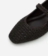 Bailarina de mujer con acabado metalizado y textura trenzada. Presenta una tira ajustable con hebilla metálica en el empeine y puntera redondeada.