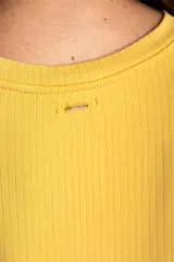 Remera de cuello redondo y manga corta, confeccionada en tejido de viscosa acanalado con un calce suave y liviano.