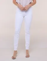Pantalón jegging de tiro medio en tejido de denim azul, con calce ajustado skinny, cintura elastizada y bolsillos traseros funcionales.