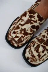 Mocasines de cuero con estampado animal print, con puntera cuadrada y diseño enrejillado.