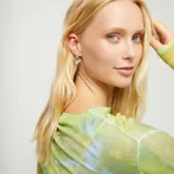 Pendientes de plata de ley con forma de corazón irregular y acabado pulido. Son de tipo botón con cierre de mariposa.