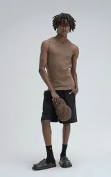 Musculosa básica color mocca, confeccionada en tela morley con moldería slim-fit.