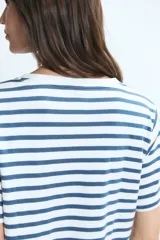 Conjunto de pijama compuesto por una remera de manga corta y un short, ambos con diseño de rayas horizontales en azul y blanco. La remera cuenta con un pequeño detalle bordado en el pecho.