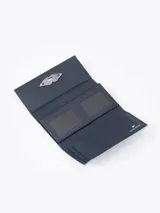 Billetera de cuero vacuno con efecto gastado, color azul claro. Presenta un cierre metálico frontal con diseño de labios y múltiples compartimentos internos para tarjetas.