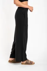 Pantalón de lino color tostado, de corte recto y tiro medio.