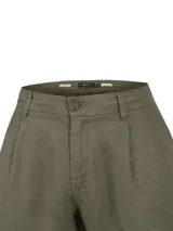 Pantalón de corte recto y holgado color verde militar, con pinzas en la parte delantera y bolsillos laterales.