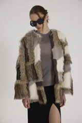 Tapado de piel sintética con diseño patchwork en tonos marrón, gris y blanco.