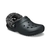 Zuecos Crocs Classic con forro interior de piel sintética tipo sherpa, color gris claro. Presentan el diseño icónico de la marca con perforaciones en la parte superior y correa pivotante en el talón para mayor sujeción.