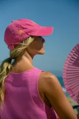 Top rosa de lino con escote cerrado y corte recto.