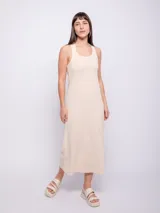 Vestido largo de tejido de punto color beige claro, sin mangas, con escote redondo y nudo decorativo en la espalda.