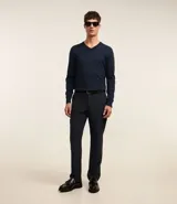 Pantalón de vestir slim fit color azul marino con estampado de cuadros escoceses en hilo teñido. Cuenta con cintura con trabillas, cierre con botón y cremallera, y bolsillos laterales y traseros.