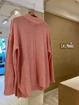 Sweater tejido color salmón, con cuello alto y mangas largas.
