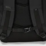 Mochila deportiva negra de diseño minimalista, con múltiples compartimentos, incluyendo espacio térmico para raquetas, bolsillo inferior ventilado para calzado y compartimento interno para laptop.