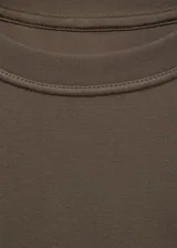 Buzo de cuello redondo y manga larga con diseño recto y holgado, confeccionado en tejido de viscosa con poliamida y elastano.