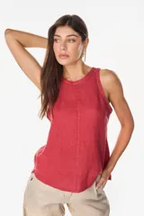Blusa marrón de lino, sin mangas, con escote redondo y corte evasé. Presenta una costura vertical central en el frente y bajo asimétrico.