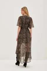 Vestido midi de tejido fluido con estampado en zigzag en tonos oscuros y dorados. Presenta un escote en V decorado con encaje, mangas cortas tipo mariposa, cintura elástica y una abertura frontal en la falda.
