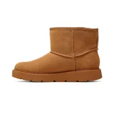 Bota baja Skechers modelo Keepsakes Cozy, color camel, con diseño sin cordones y suela plana de caucho. Presenta un aplique metálico en forma de corazón y el logo de la marca grabado en el lateral.