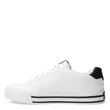 Championes urbanos Puma modelo Court Classic Vulc, de corte bajo, confeccionados en material textil color negro con la icónica franja lateral de la marca en blanco. Presentan una suela vulcanizada blanca con detalles en negro y una línea color caramelo en la base.