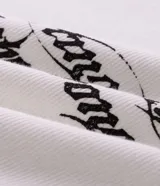 Remera de manga larga confeccionada en tejido de algodón acanalado (ribana) color blanco. Presenta costuras contrastantes en color oscuro, cuello redondo y estampa frontal con lettering en estilo gótico.