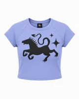Remera baby tee de calce ajustado y largo corto, color lavanda, con cuello redondo y mangas cortas. Presenta un estampado frontal en serigrafía de ser mitológico y estrellas.