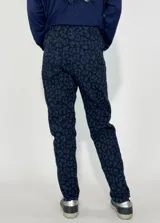 Pantalón de vestir negro con estampado animal print en tonos grises.