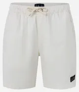 Bermuda masculina de sarga color blanco, con cintura elástica y lazo de ajuste. Presenta bolsillos laterales y una etiqueta decorativa aplicada en la parte inferior de la pierna.