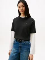 Remera de corte amplio confeccionada en puro algodón con tejido de punto interlock. Presenta cuello redondo, hombros ligeramente caídos y logo de Tommy Hilfiger bordado en el pecho.