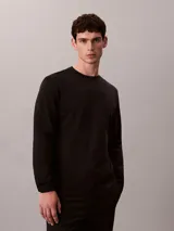 Remera de manga larga Calvin Klein confeccionada en algodón con tejido interlock. Presenta cuello redondo, corte regular y un sutil logo de la marca bordado en el pecho.
