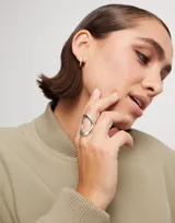 Anillo dorado con diseño de eslabón.