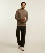 Suéter de punto para hombre, de corte clásico con cuello redondo, puños y bajo acanalados.