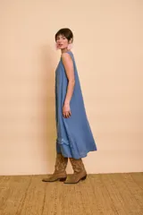 Vestido midi sin mangas de color azul, con escote en V y detalles de flecos y lentejuelas brillantes en el frente y el borde inferior.