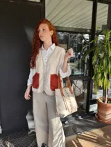 Bolso tipo tote de cuero color crudo con costuras decorativas en hilo color cuero. Tiene doble asa de cuero color cuero y forro interior de tela.