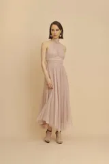 Vestido midi de fiesta confeccionado en microtul, color rosado, con diseño sin mangas, cuello halter fruncido y falda con vuelo de largo midi.