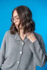 Cardigan celeste con cuello a la base, de lana, cashmere, acrílico y viscosa.