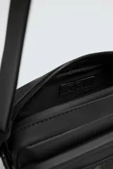 Bandolera negra de acabado engomado con compartimento principal con cierre de cremallera y bolsillo interior plano. Bolsillo frontal con cierre de cremallera. Asa de hombro ajustable y extraíble.
