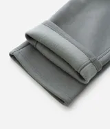 Pantalón de corte recto confeccionado en tejido de algodón y poliéster, con cintura elástica, cordón de ajuste y bolsillos laterales.