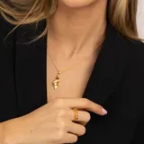 Collar dorado con cadena de eslabones y dije con piedras citrino, diamantes y granates.