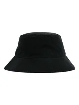 Gorro tipo bucket color negro, confeccionado en canvas engrasado resistente al agua, con forro interior de algodón orgánico y logo de la marca bordado tono sobre tono.