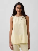 Musculosa de lino color amarillo claro, con cuello redondo y diseño holgado sin mangas.